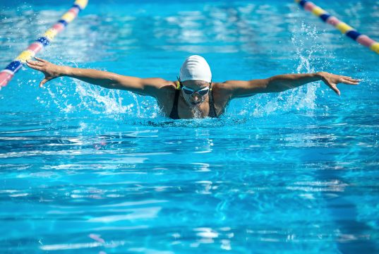 trening pływacki pływanie kraulem żabką